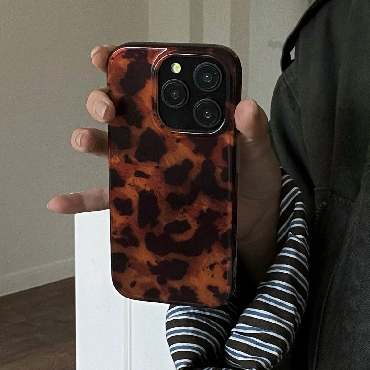 レトロなアンバーテクスチャのレーザー加工スマホケース iPh - Phone Cases Amazon のレビューと価格